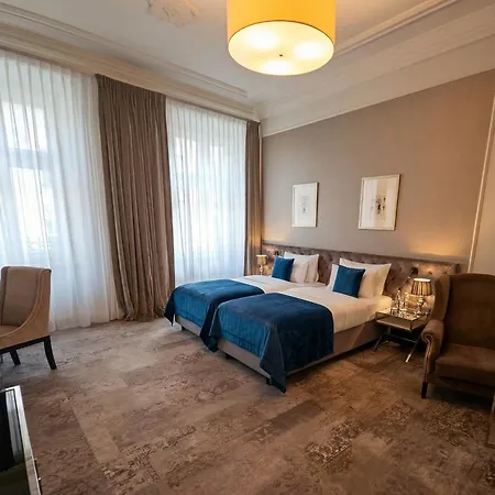 Wyndham Grand Old Town Hotel 5*